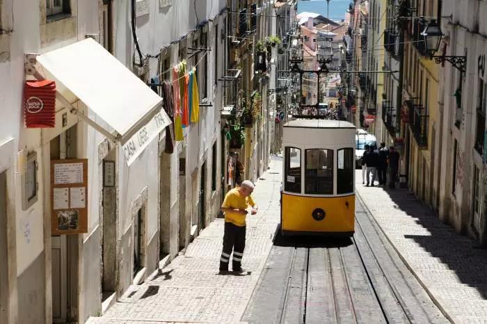 Non perdere l'occasione di fare un giro sul celebre Tram 28!