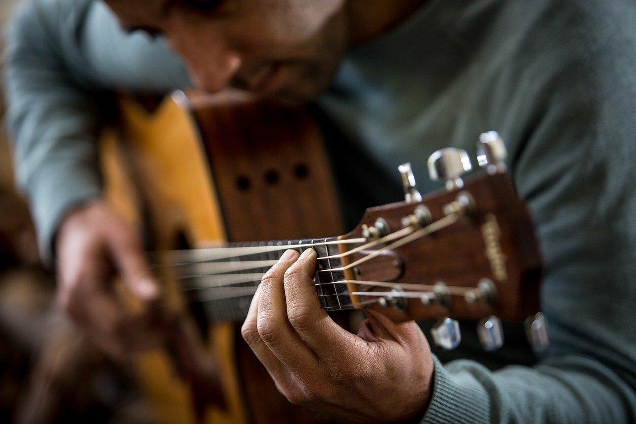 Quale chitarra fa più al caso tuo: acustica, classica o elettrica? 