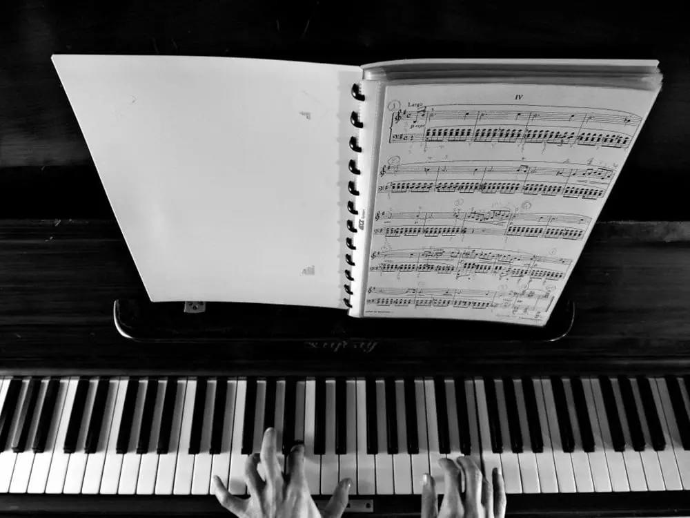 Un corso di piano con un'associazione ha il vantaggio di essere più informale ed economico, ma a volte i corsi in gruppo non sono adatti al proprio livello e ritmo di apprendimento.