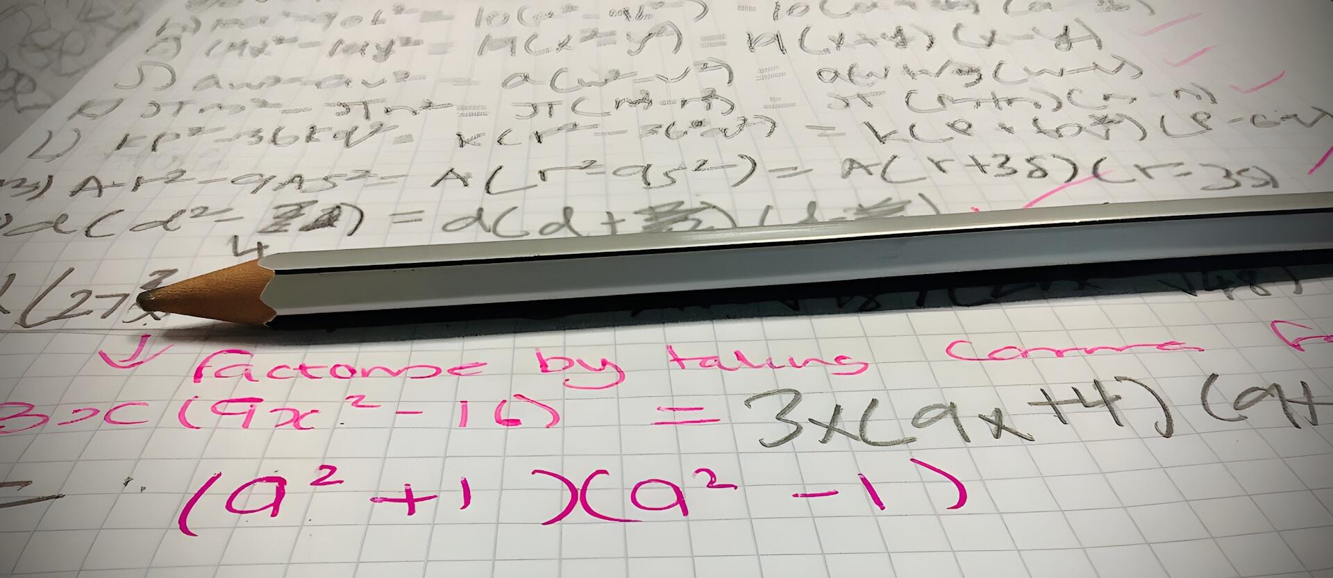 Foglio e matita per eseguire esercizi di di algebra e geometria