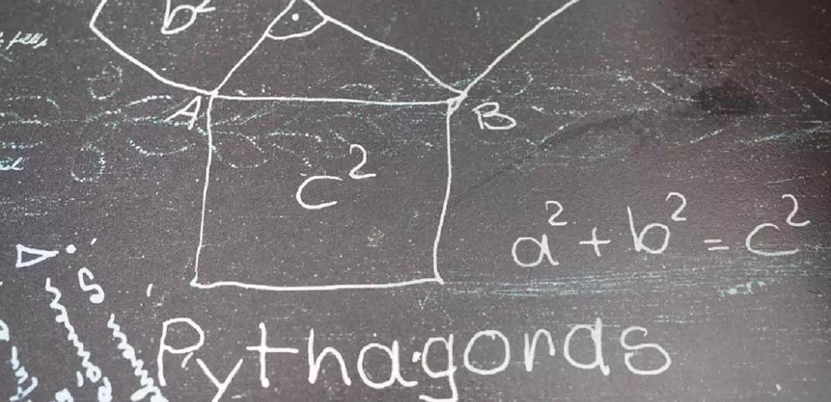 Mano a mano che le competenze crescono, la difficoltà dei problemi di geometria cresce anch’essa.