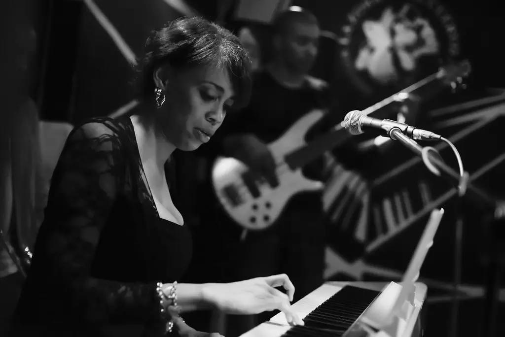 Pratica gli esercizi di ritmo con la chitarra.