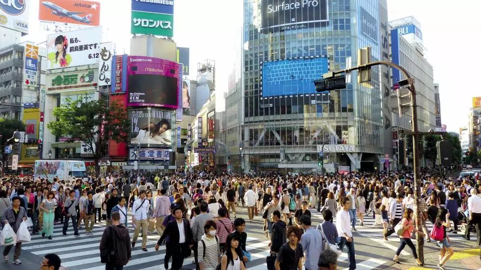Si può, con la funzione esponenziale, stimare la crescita della popolazione mondiale in futuro?