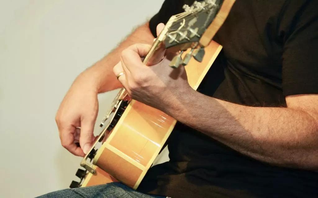 Il ritmo è essenziale per un chitarrista, ma non tutti hanno questo valore innato per questo è meglio prendere lezioni di chitarra e imparare ad ascoltare e sentire la musica per poterla riprodurre nel modo giusto.