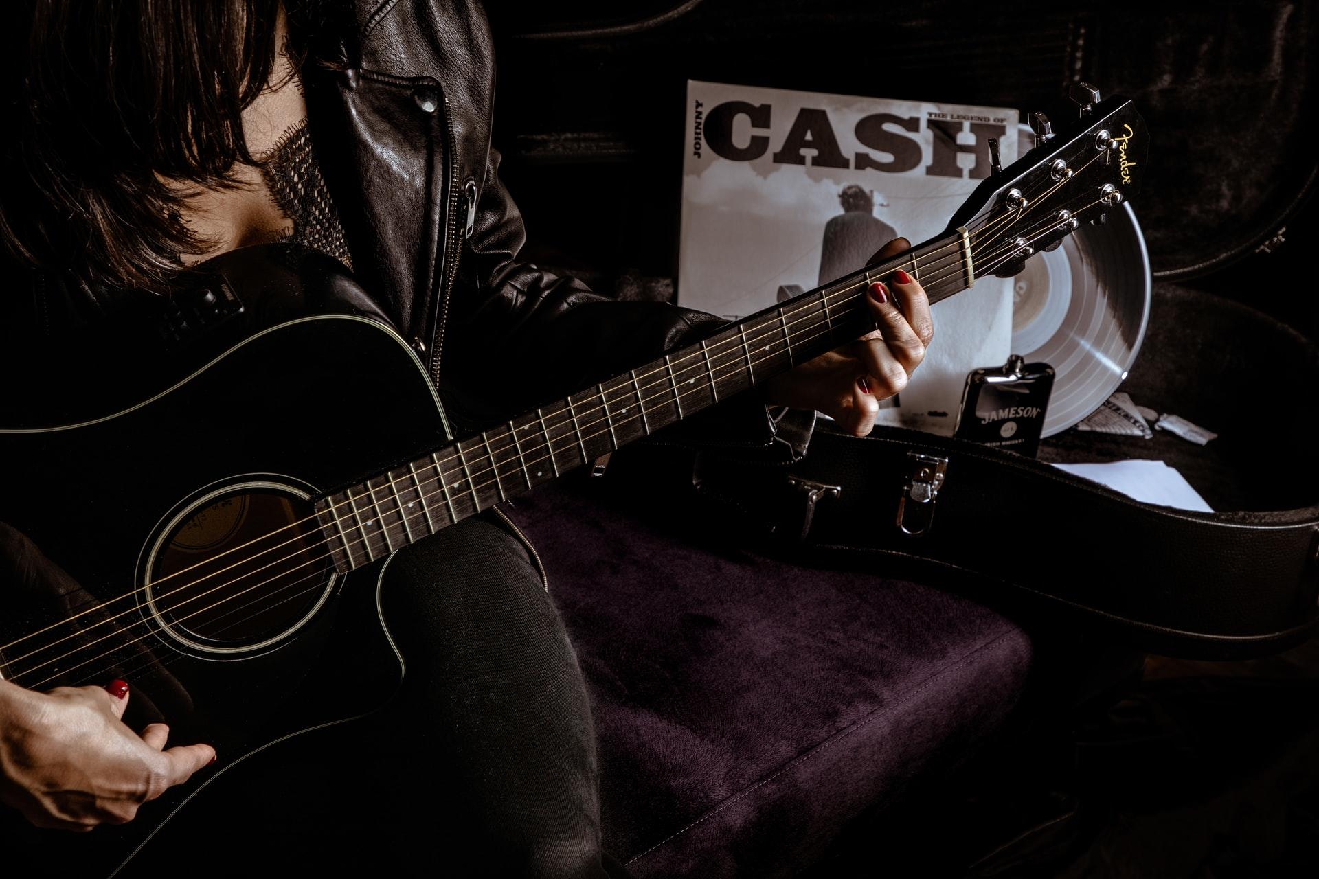 Se sei mancino, ricorda di invertire le corde e girare la chitarra!