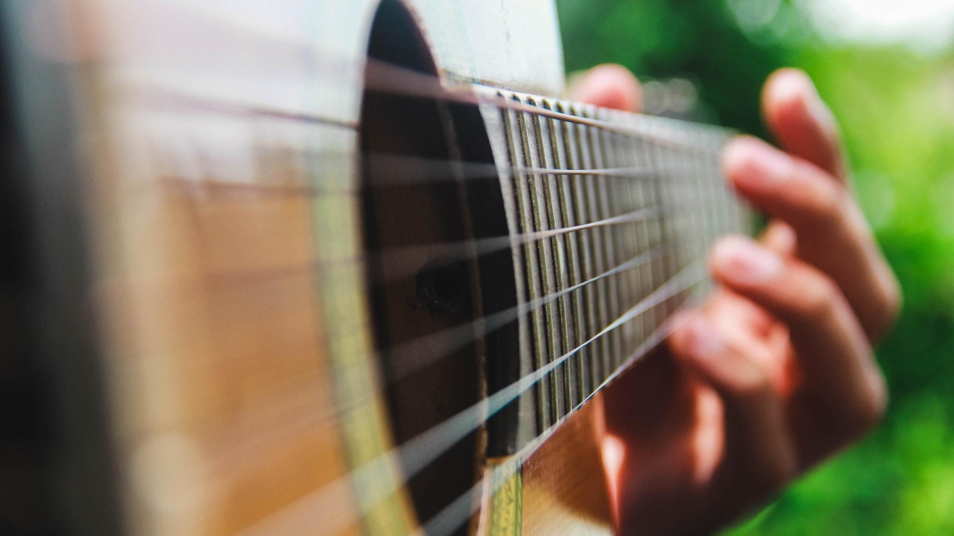 Per diventare chitarristi professionisti, servono tempo, impegno e costanza. 