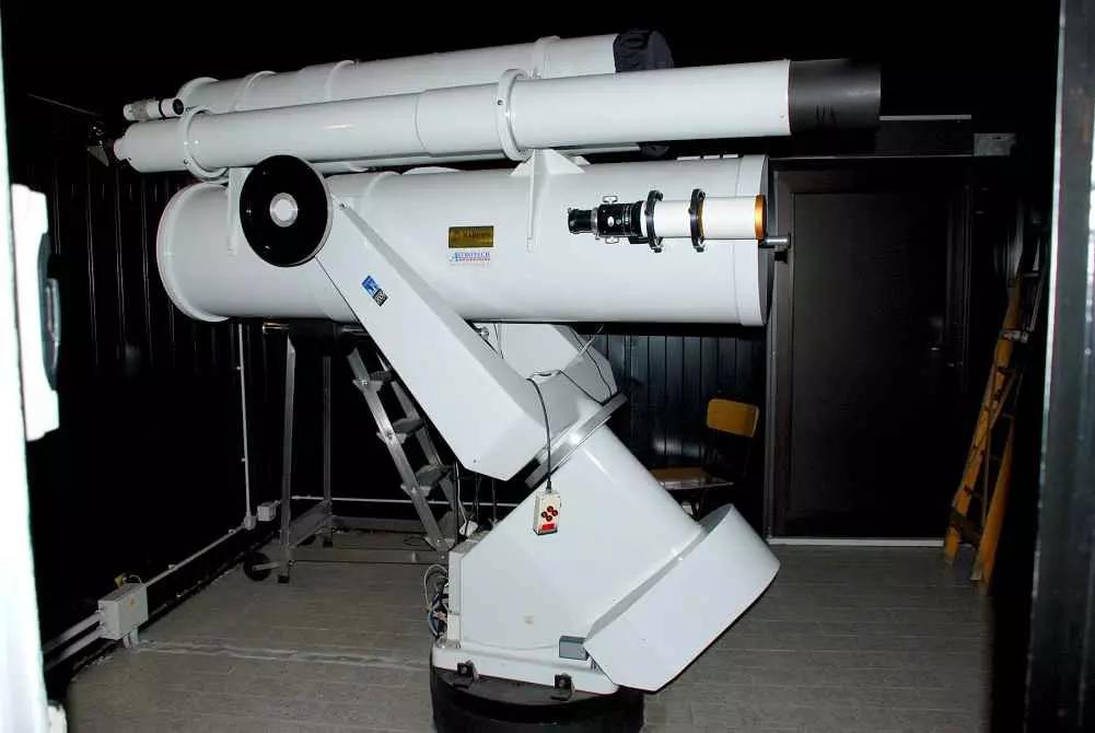Il suo telescopio, anche se più semplice di quelli moderni, ha dato un forte impulso all’osservazione di pianeti, stelle e galassie.