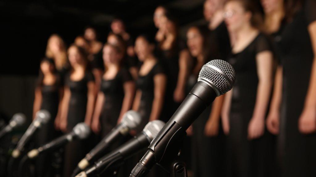 Tra le canzoni che si prestano al canto a cappella scegli un testo di Battisti o della musica internazionale come quelle di Tracy Chapman prima di passare a brani più complessi come le canzoni di Mina o Beyonce.