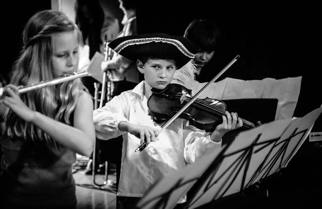 Per dare lezioni di violino a bambini e ragazzi bisogna usare una metodologia alternativa.