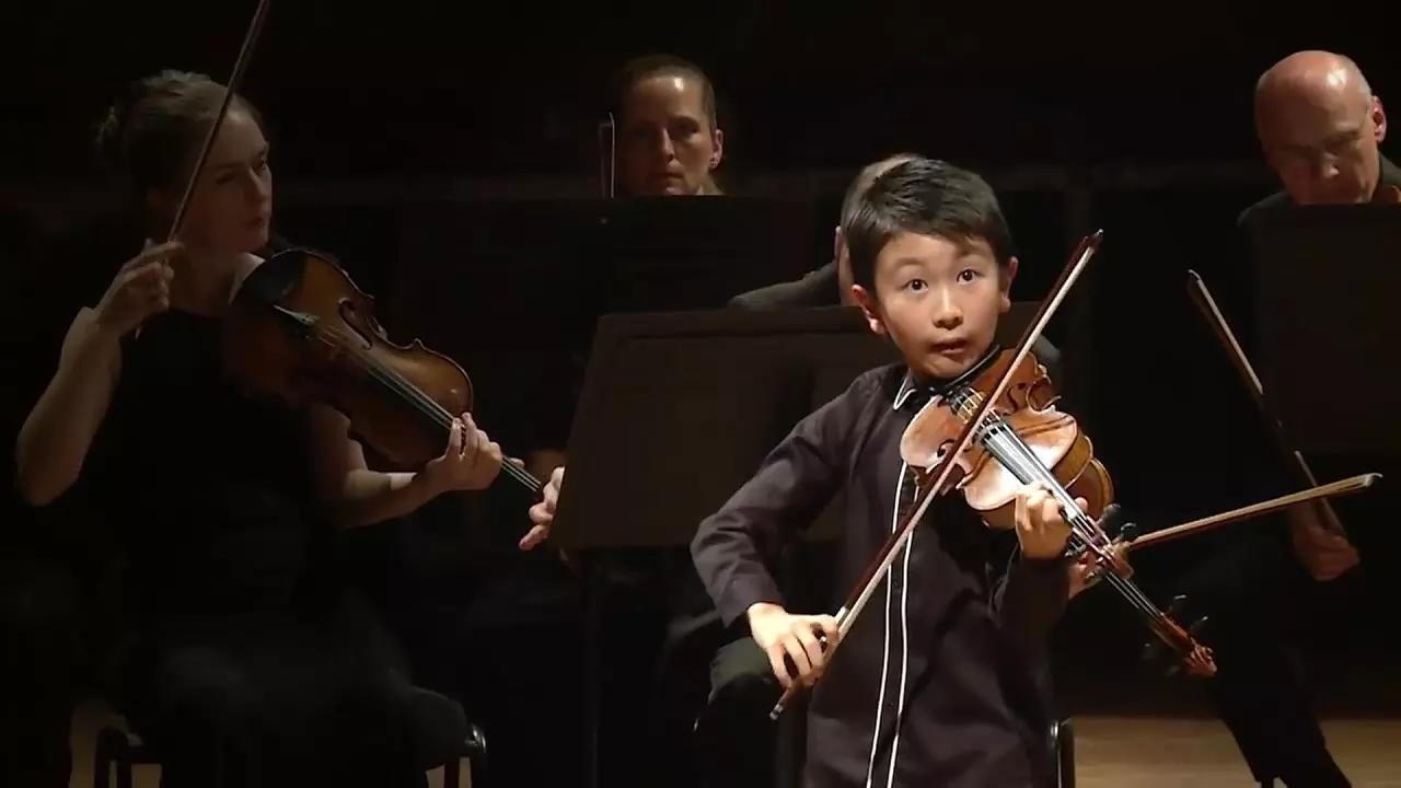 Con gli insegnanti privati di violino tutti, bambini e anziani possono imparare.