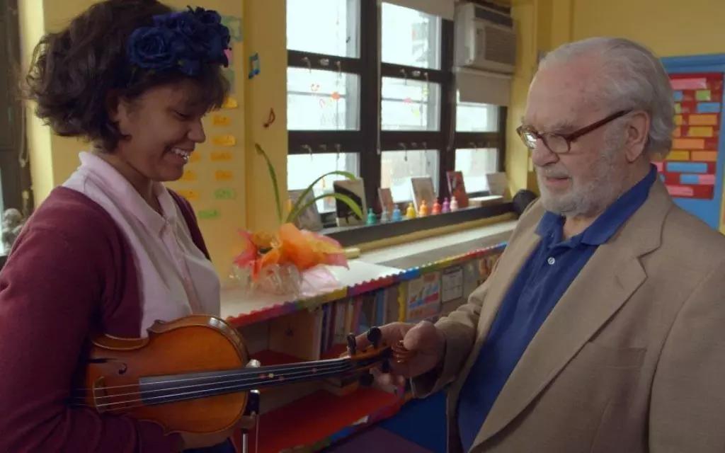 Anche gli adulti possono imparare a suonare il violino.