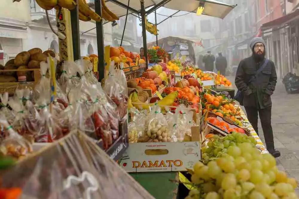 Nei mercati rionali i prodotti sono venduti dagli stessi produttori o da produttori locali.