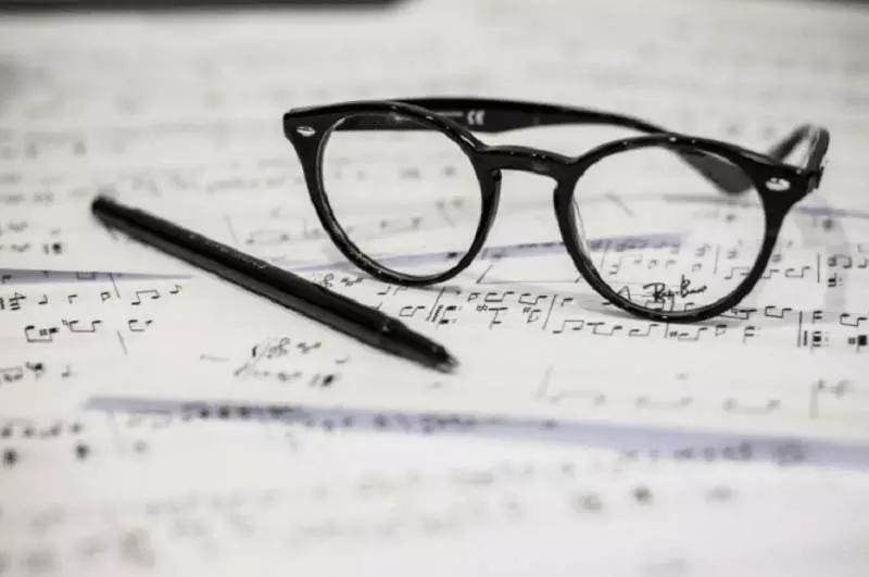 Se vuoi imparare la teoria musicale, acquista un libro dedicato a questo apprendimento.