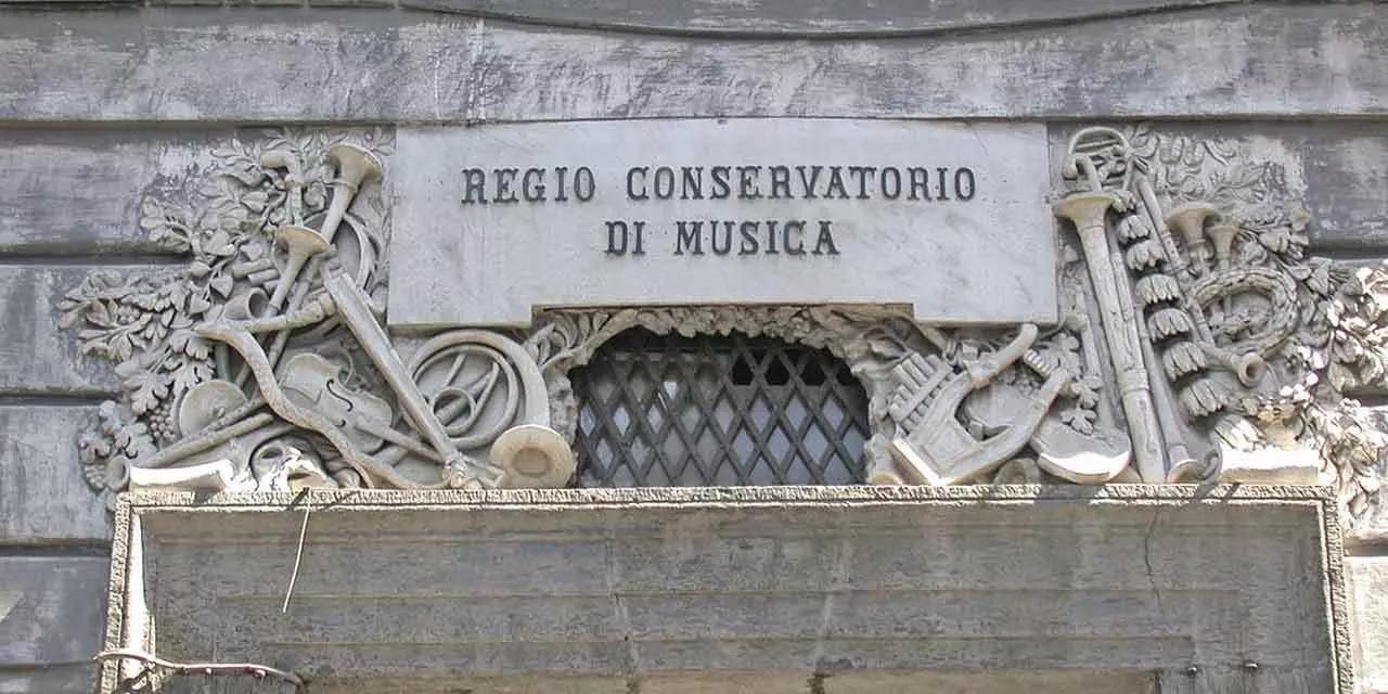 Al Conservatorio di Napoli puoi imparare violino ai più alti livelli.