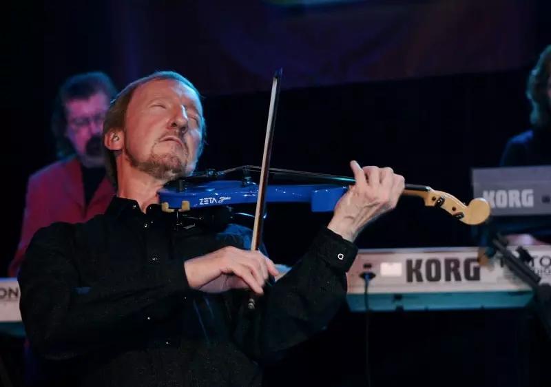 Il violino elettrico è diventato parte della musica contemporanea.