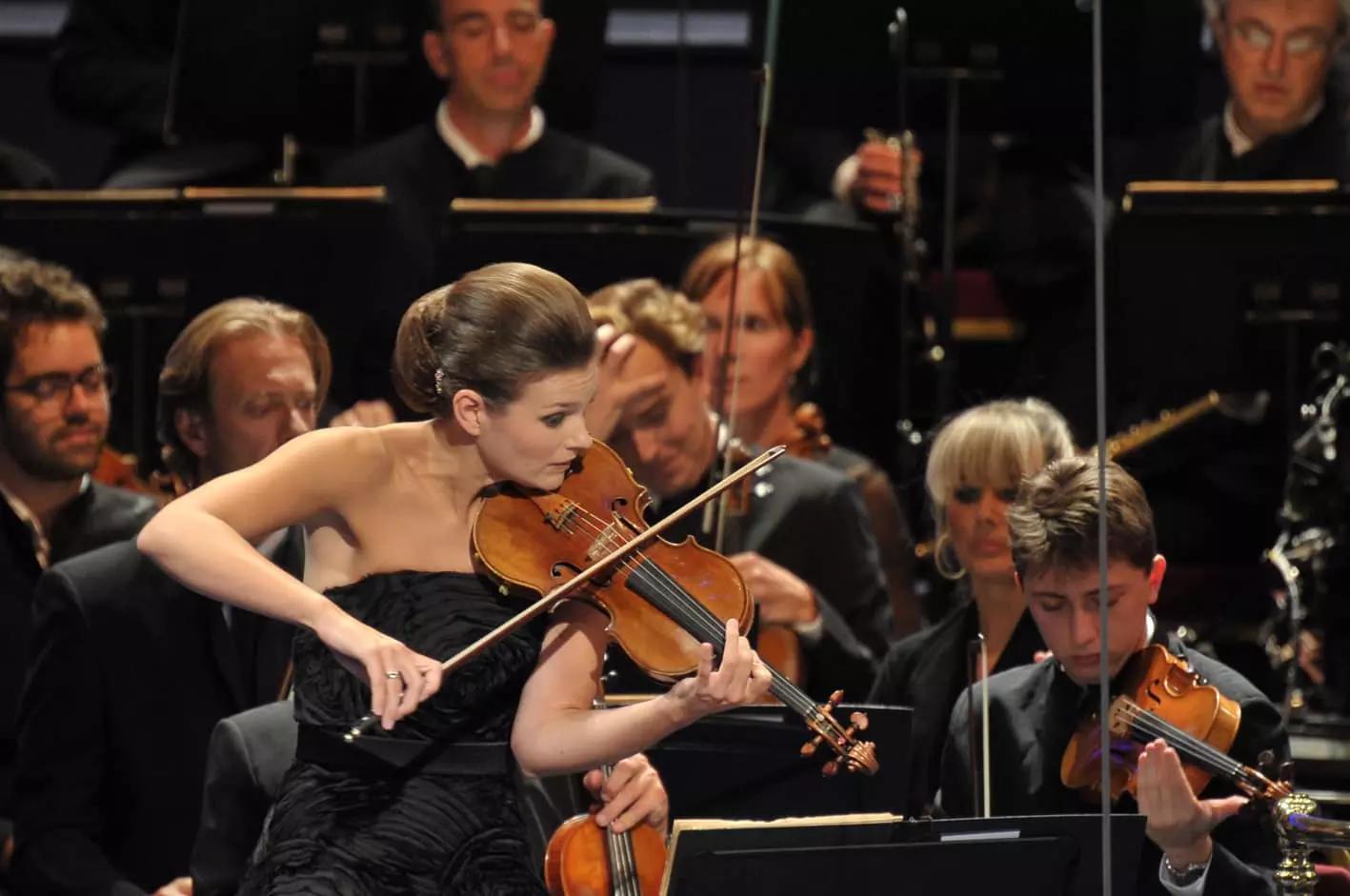 Alcuni accessori come il microfono sono molto utili per chi suona il violino in pubblico.
