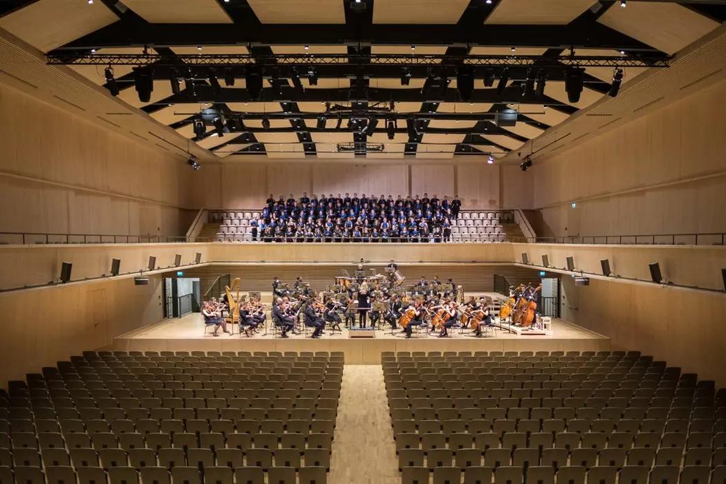 Molti asiatici vengono a studiare musica in Europa, generalmente in Francia o in Svizzera.