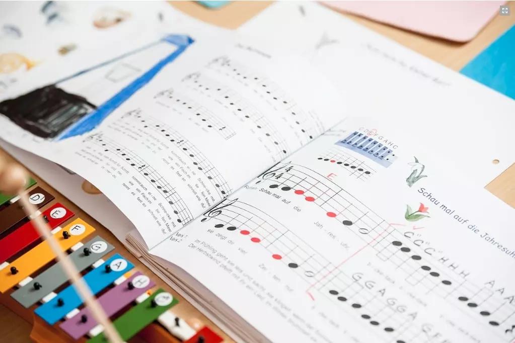 Anche i bambini possono imparare a suonare il violino con un corso presso una scuola di musica.