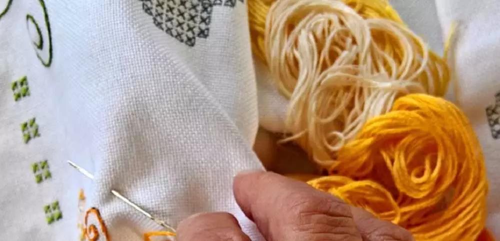 Il punto e croce è fondamentale, ma non è sufficiente per un ricamo d’effetto.