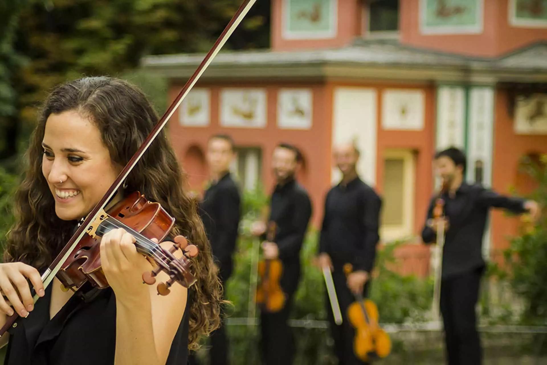 Prima di arrivare al conservatorio puoi prendere lezioni di violino in una scuola di musica.
