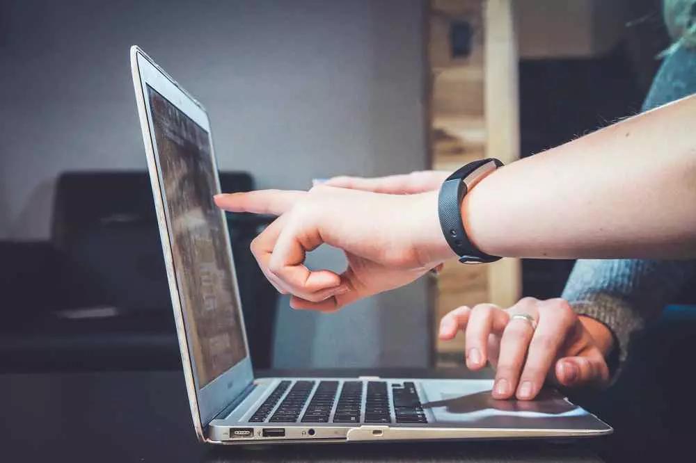 Non importa se abiti in campagna o in un piccolo paesino: grazie a Skype, potrai seguire lezioni da qualsiasi insegnante.