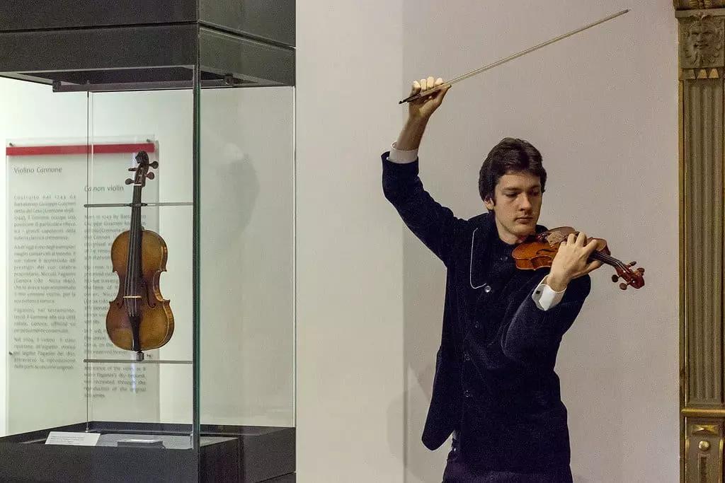 Le app per violino ti aiutano ad accordare lo strumento e fare pratica con un'orchestra registrata, ma se vuoi imparare a suonare lo strumento da zero, niente può sostituire un insegnante di violino.