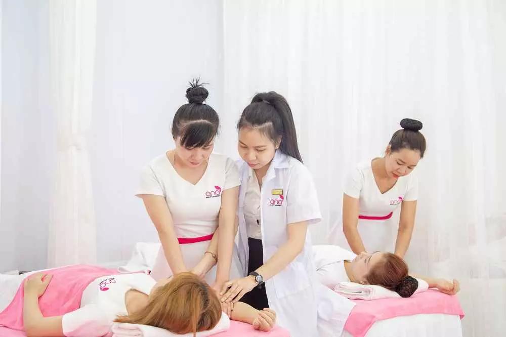 È fondamentale, proprio per questo, che sin da piccoli i violinisti imparino la corretta postura di schiena, spalle, braccia e collo.