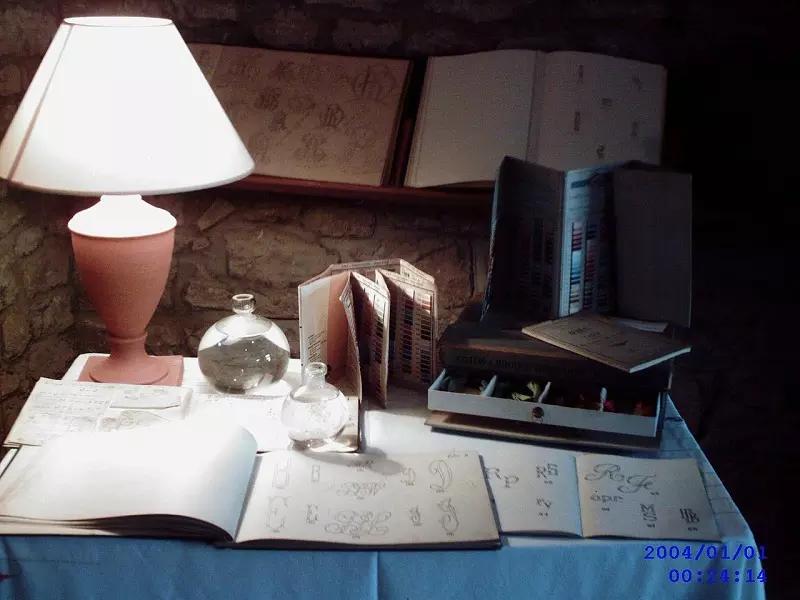 I libri a volte sono utili quanto i video per l'apprendimento del ricamo.