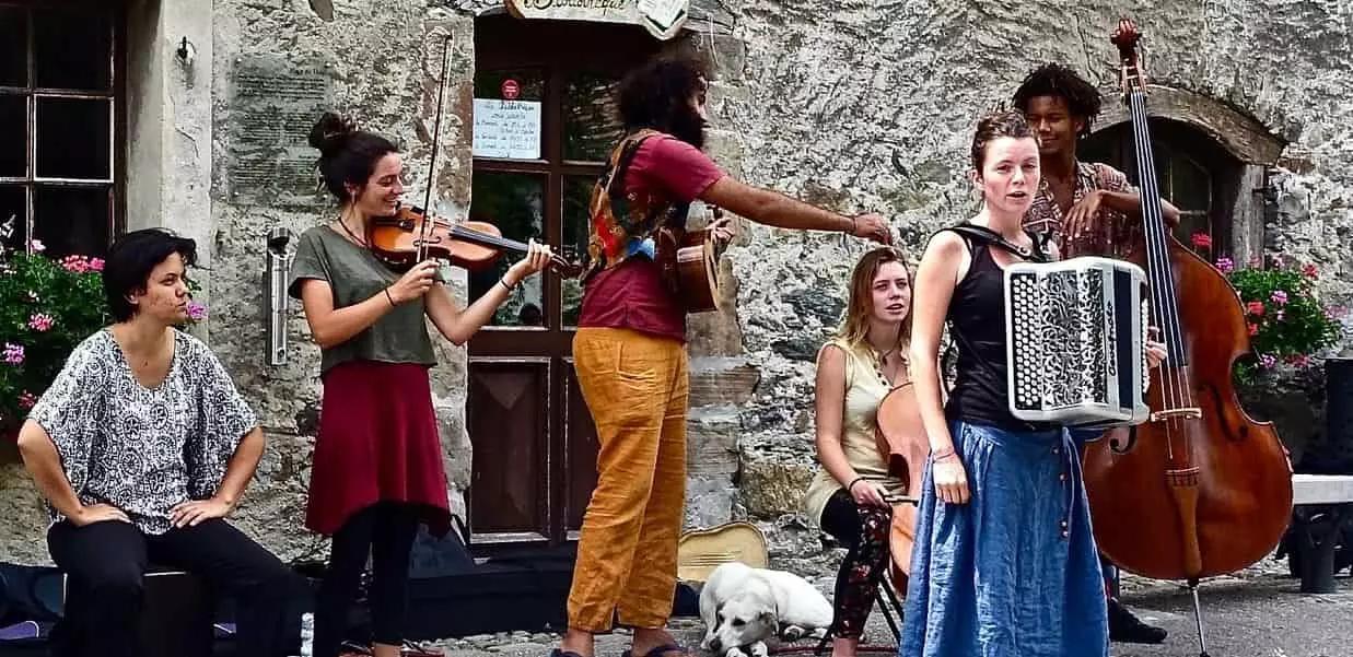 Il vantaggio di un'associazione culturale è che offre corsi di violino e altri strumenti musicali per bambini e adulti usando una metodologia ludica e a un prezzo più ragionevole rispetto alle scuole di musica.