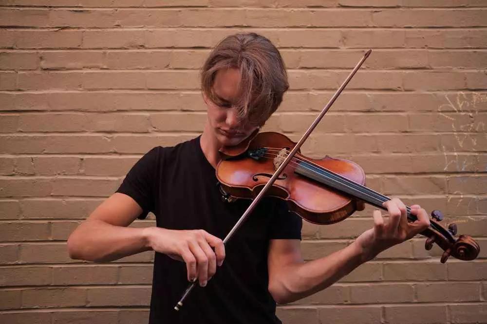 Non da ultimo la coordinazione mano occhi cervello, capacità fondamentale per muovere dita e archetto sul violino e leggere le note, allo stesso tempo.