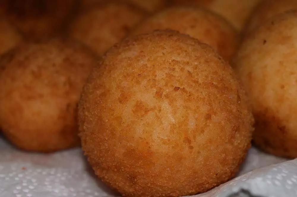 A Palermo, la tendenza è quella dell'arancino tondo al ragù.