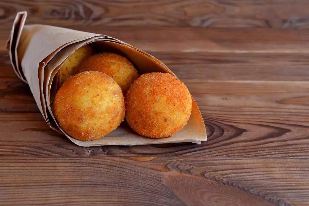 Nelle strade di ogni paese siciliano, ci sono decine di rosticcerie che vendono arancini.