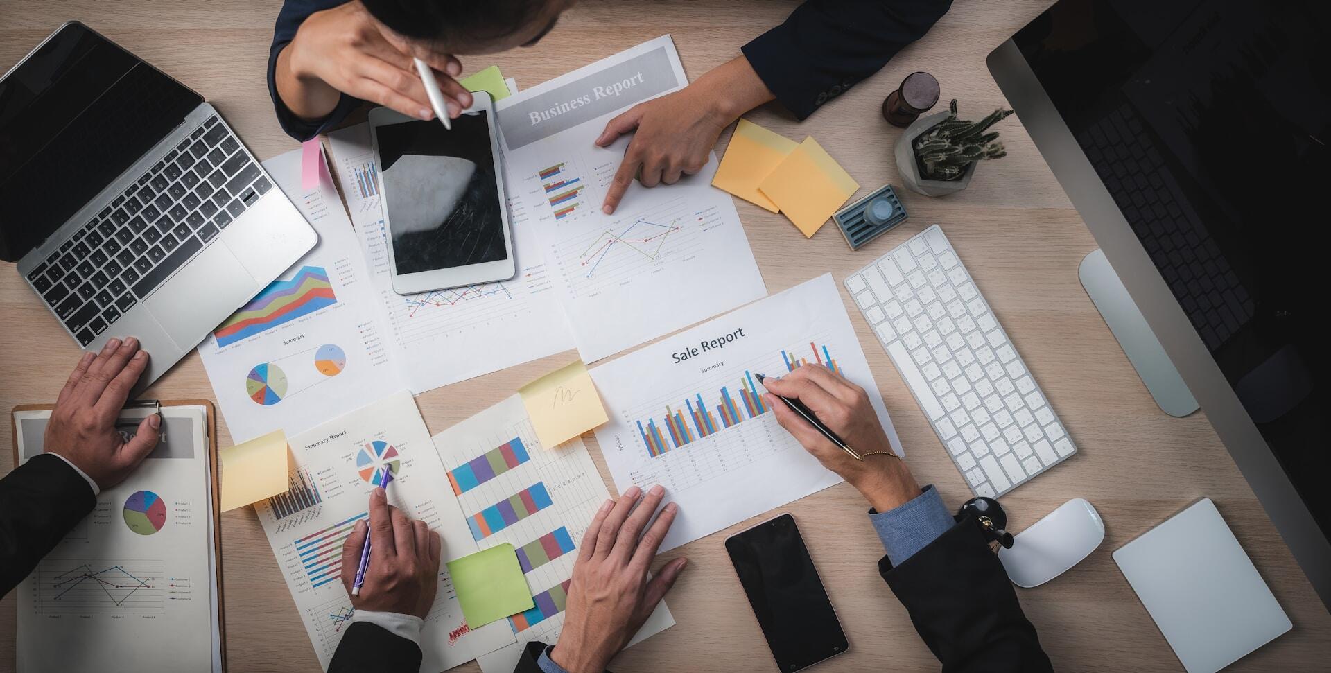 Un meeting aziendale in cui si discute di business report e sale report.