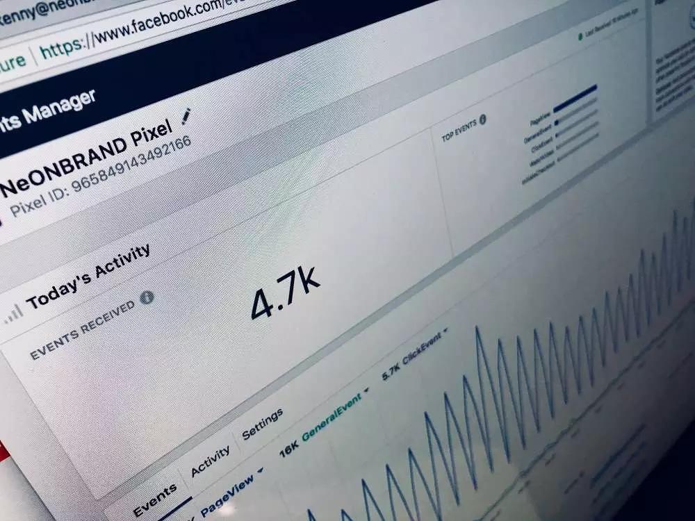 Grazie alla visibilità del social network, i venditori di prodotti e di servizi possono pubblicizzarsi al target giusto.