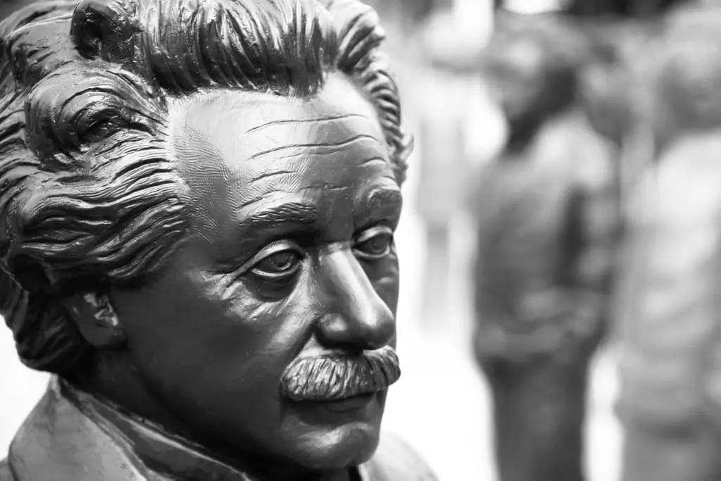 La fisica meccanica deve molto alla teoria della relatività con Einstein.