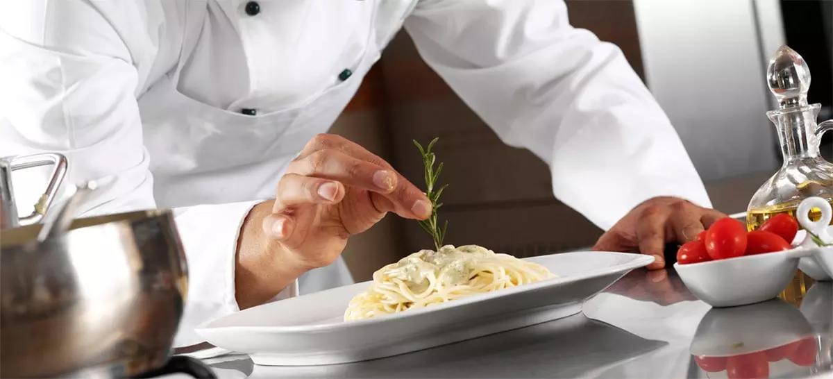 Se cerchi un corso di cucina per diventare cuoco puoi cominciare con l'istituto alberghiero o provare una scuola di cucina riconosciuta dopo aver fatto un paio di anni di pratica.