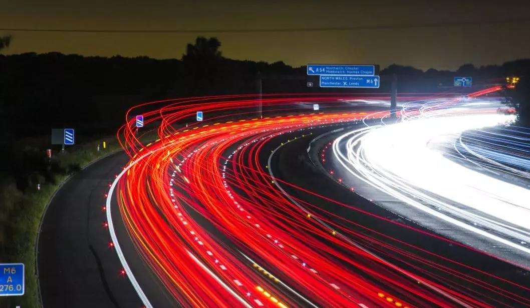 La cinematica è una parte della meccanica che studia il moto dei corpi indipendentemente dalle cause che ne provocano il movimento, mentre la meccanica analizza anche la massa e la forza per spiegare perché i corpi si muovono.