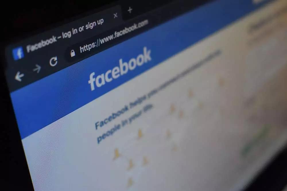 Una volta che passi di qui, entri nella grandissima rete degli utenti Facebook.