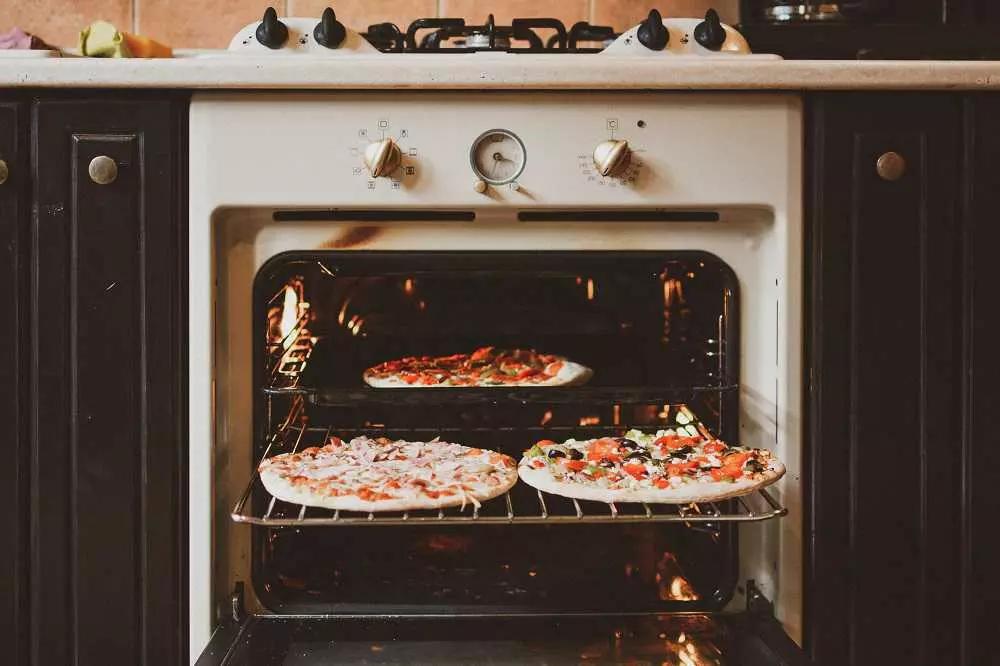 Pomodoro, mozzarella e poi quello che preferisci: acciughe, salamino piccante, olive, tonno, …