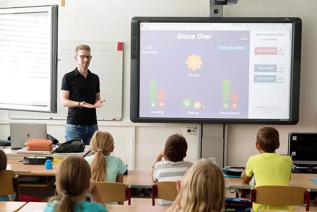 Lo studio della fisica alle elementari si svolge durante l'ora di scienze.