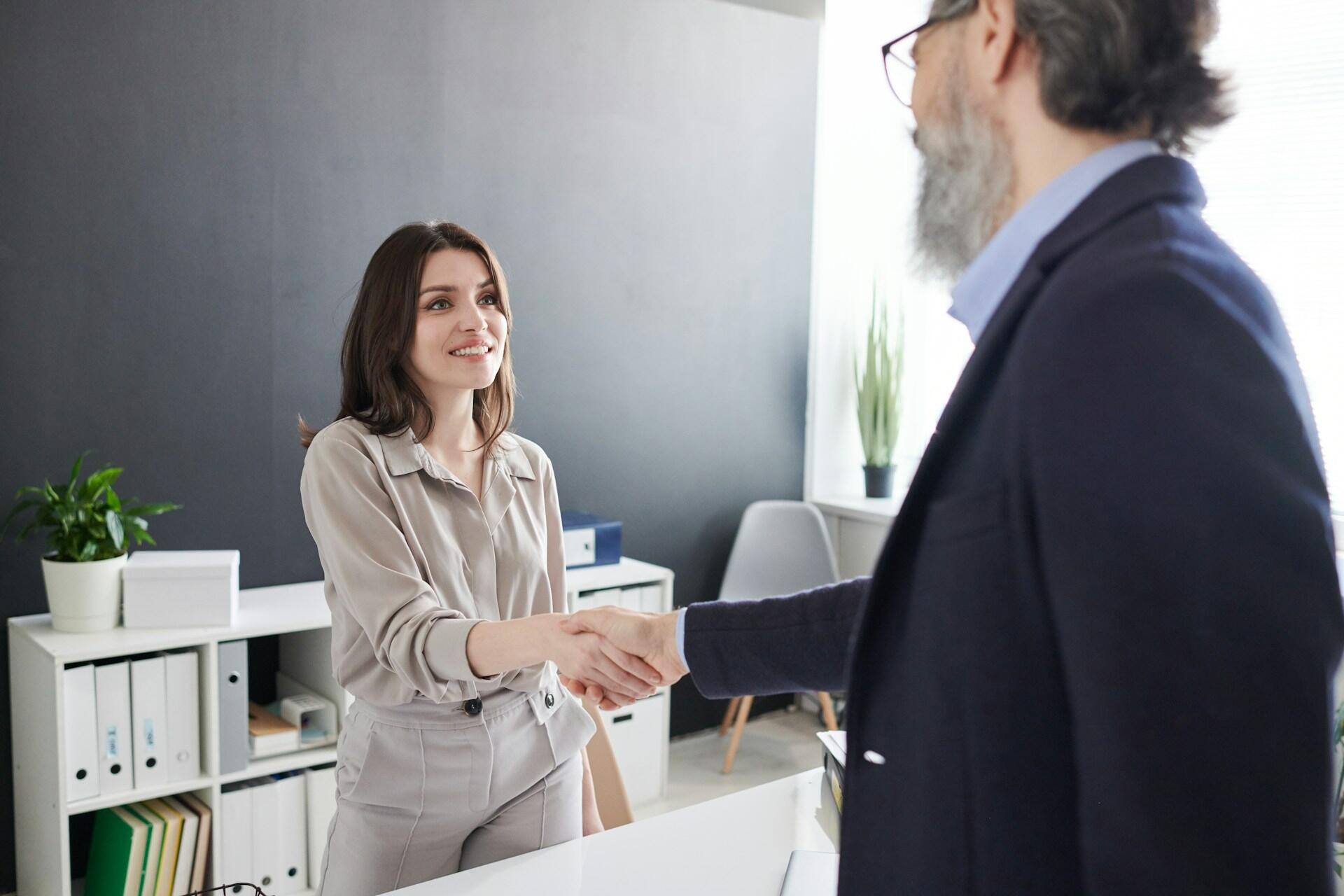 Ragazza viene assunta in seguito a colloquio di lavoro.