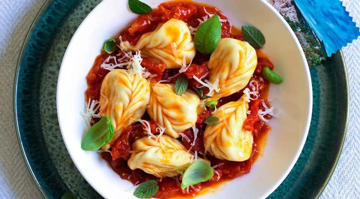 Per un corso di cucina da chef stellato devi scegliere le scuole che offrono corsi di tecnica culinaria con professionisti riconosciuti e un periodo di tirocinio nei ristoranti più importanti.