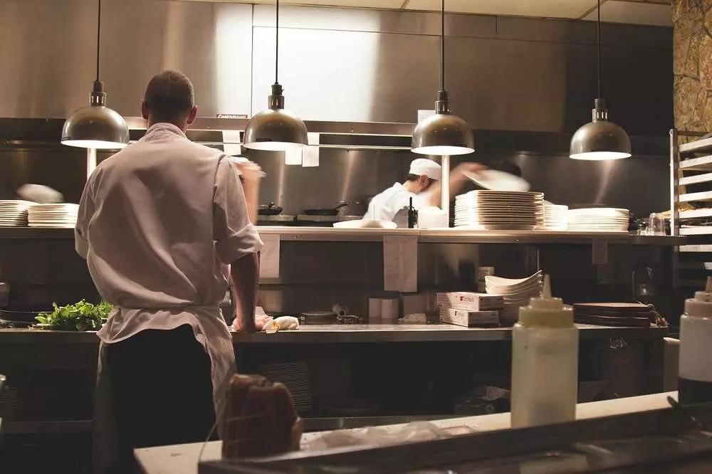 Ti basterà un ripiano su cui stendere la pasta e un forno per cucinare, oltre che tutti gli ingredienti indispensabili.