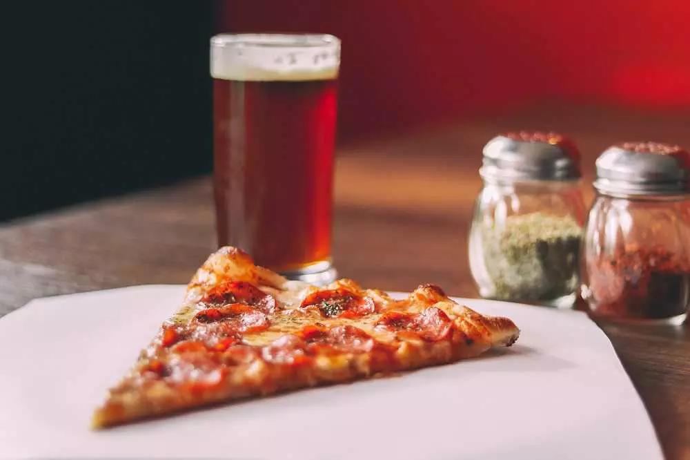 Birra fresca e idratante e pizza calda fumante, con gli ingredienti che ami di più.