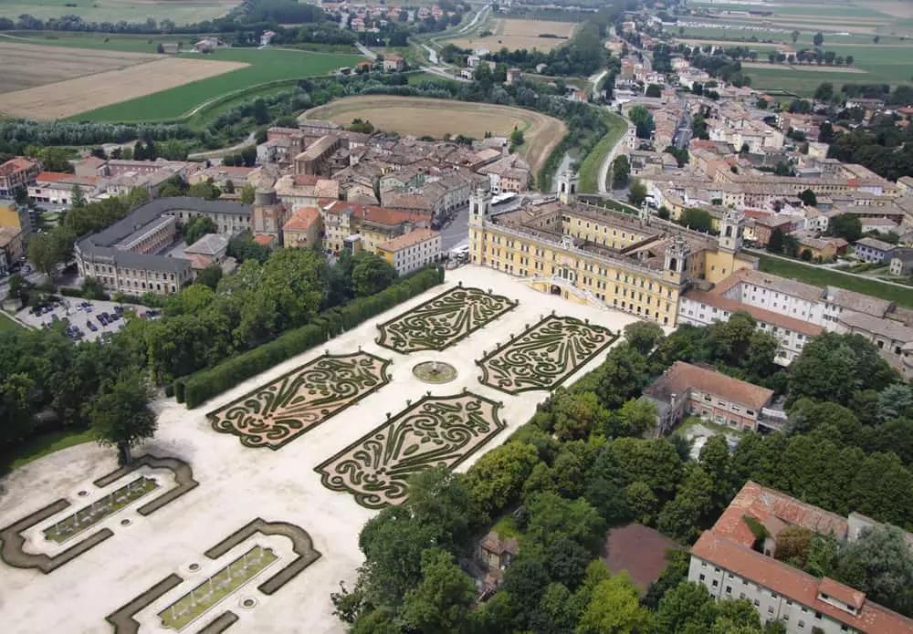 Il Palazzo Ducale di Colorno ospita la celebre scuola di cucina Alma.