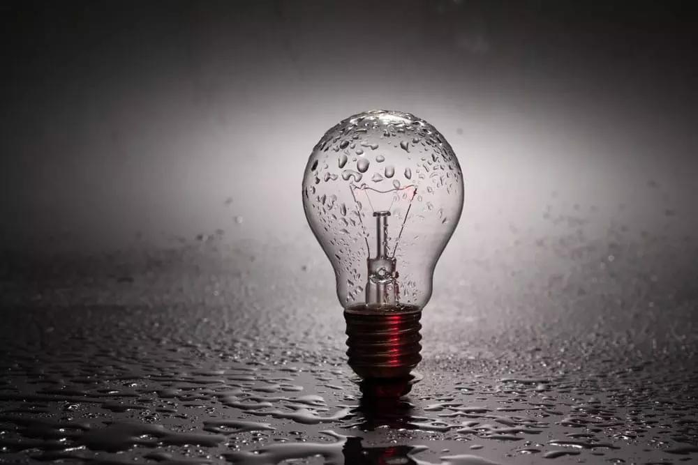 La fisica elettrica studia la creazione e diffusione di questo tipo di energia.