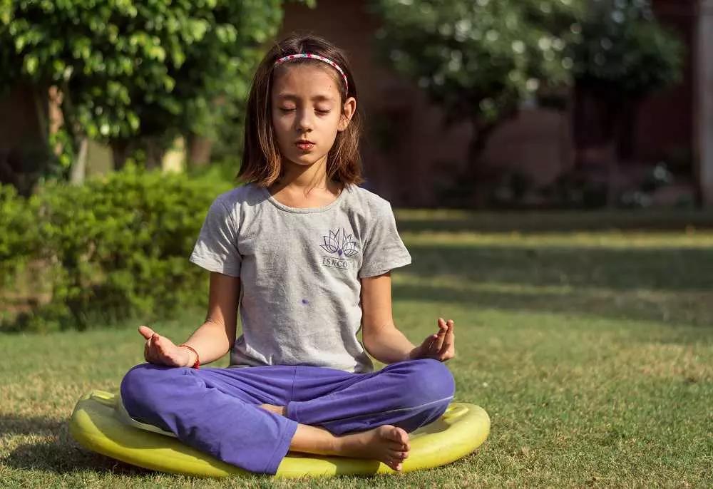 Bambini piccoli e anziani possono praticare, ciascuno secondo le proprie possibilità, lo yoga insegnato dallo stesso maestro.