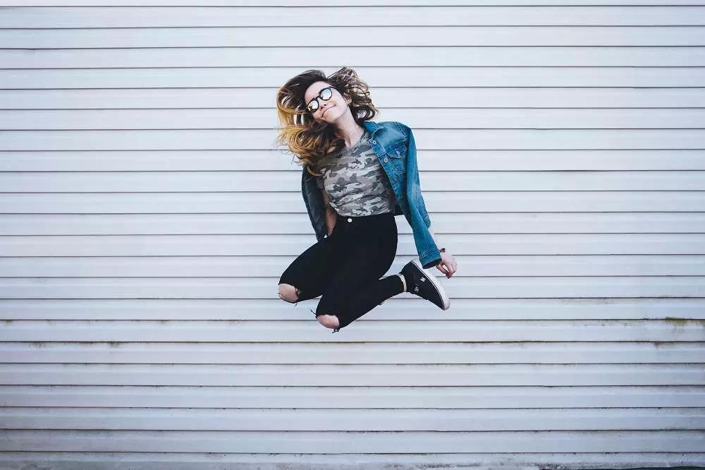 In un caso sarà body con tutù e punte, nell’altro canottiera corta e pantaloncino, senza scarpe; non c’è limite alla fantasia.