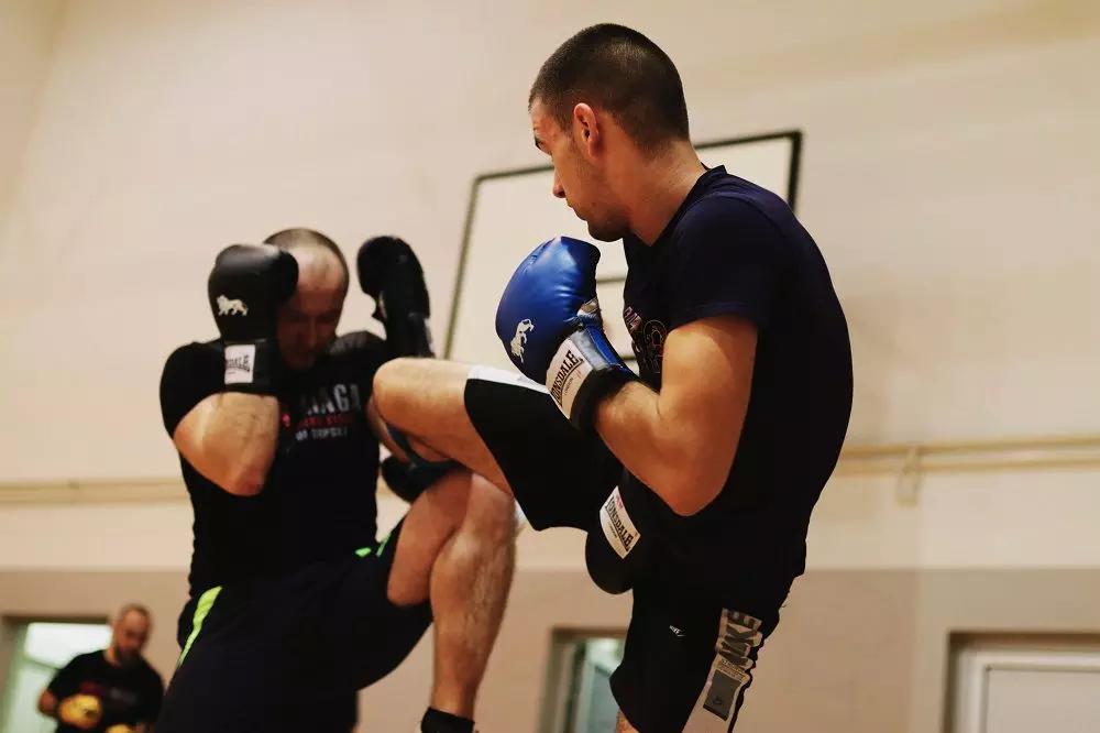 Sia l’allenamento, sia la pratica richiedono qualcosa in più rispetto all’allenamento e alla pratica della semplice boxe inglese.