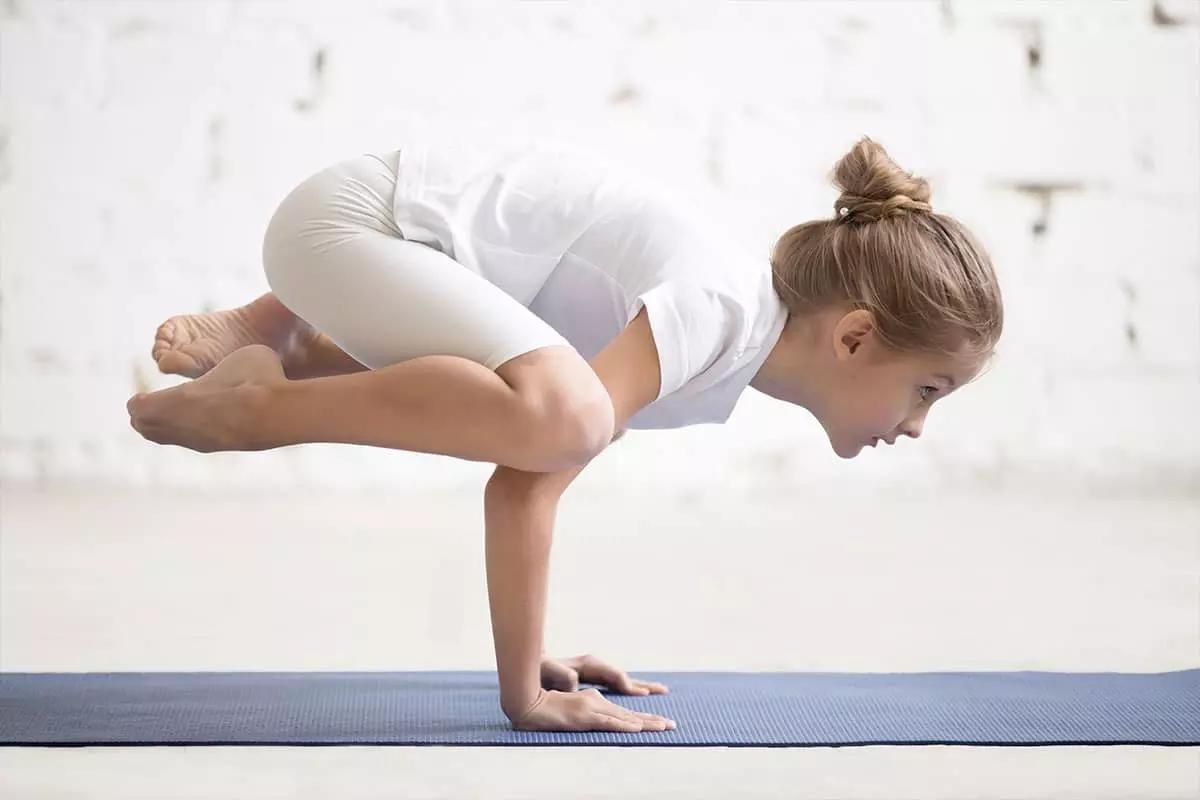 Con lo yoga bambini e adulti imparano a conoscere e assecondare il proprio corpo.